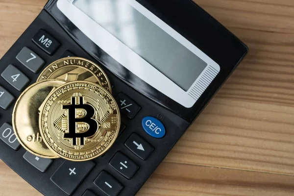 Físico Dorado Bitcoin Ethereum Litecoins Calculadora Sobre Fondo Madera Criptomoneda —  Fotos de Stock
