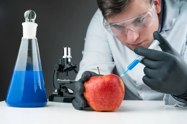 Młody Naukowiec Korzystający Niebieskiego Płynu Jabłka Strzykawki Mikroskopu Białym Stole — Zdjęcie stockowe