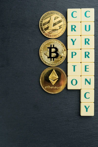 Bitcoin Física Litecoin Monedas Oro Ethereum Con Texto Hecho Azulejos — Foto de Stock