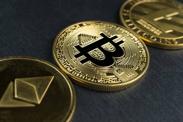 Physische Bitcoin Litecoin Und Ethereum Goldmünzen Auf Schwarzem Steinschiefer Hintergrund — Stockfoto