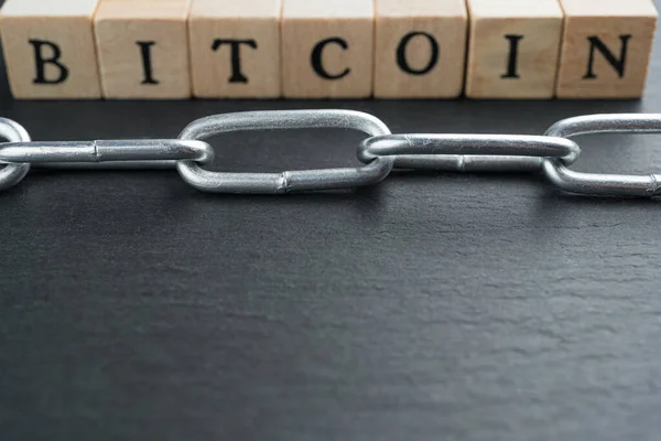 Holzblöcke Mit Bitcoin Text Und Kette Das Abstrakte Konzept Der — Stockfoto