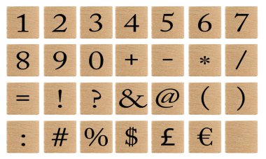 Beyaz arkaplanda izole edilmiş tahta kiremitlerdeki sayılar ve semboller.