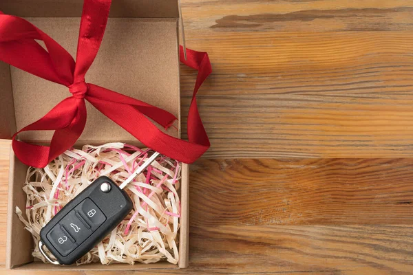 Κλειδί Αυτοκινήτου Χάρτινο Κουτί Κόκκινο Φιόγκο Φυσικό Ξύλινο Τραπέζι Χριστούγεννα — Φωτογραφία Αρχείου
