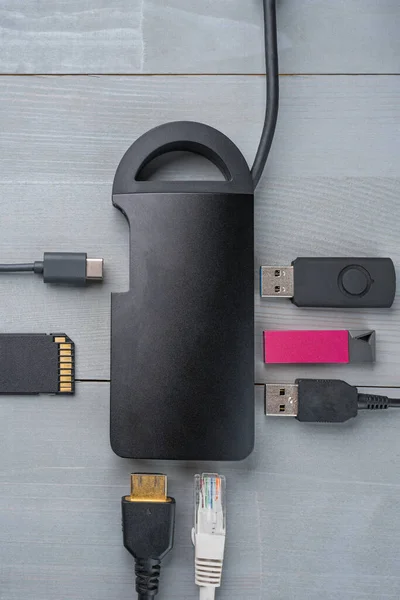 Adaptador Usb Tipo Cubo Con Varios Accesorios Pendrives Hdmi Ethernet —  Fotos de Stock