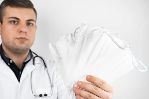 Homem Caucasiano Posando Como Médico Geral Branco Esfregar Segurando Monte — Fotografia de Stock