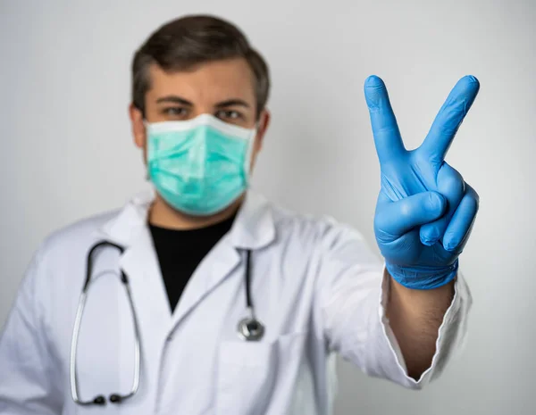 Homem Caucasiano Posando Como Médico Geral Branco Esfregar Com Estetoscópio — Fotografia de Stock