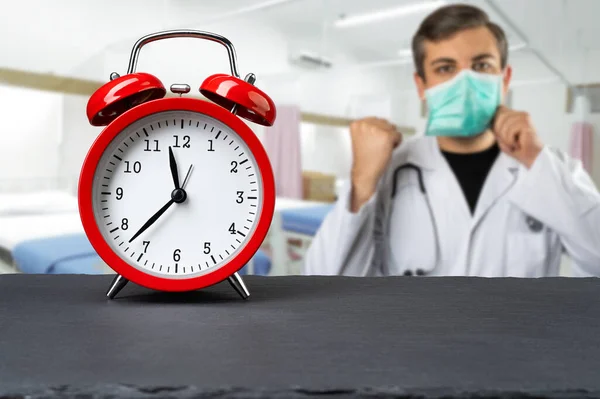 Koyu Levhada Kırmızı Alarm Saati Hastanede Doktor Kılığına Girmiş Beyaz — Stok fotoğraf