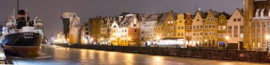 Gdansk, Polonya - 9 Şubat 2017: Polonya 'nın eski Gdansk kentinin panoramik manzarası kiracı evleri, ortaçağ vinci ve ünlü gemisi 