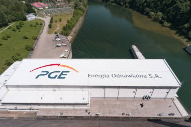 Solina, Polonya - 24 Haziran 2019: Polska Grupa Energetyczna Energia Odnawialna (PGE-EO) logosu Polonya 'nın Solina Barajı yakınlarında. PGE Polands 'ın en büyük enerji şirketinin yan kuruluşu ve Orta ve Doğu Avrupa' nın en büyük enerji sektörü oyuncularından biri..