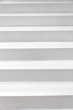 Soyut bir kavram olarak modern beyaz merdivenler.