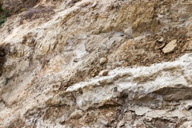 Kayalar ve kumlar bir uçurumun kenarında.