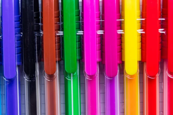 Bolígrafos Coloridos Una Fila Educación Concepto Abstracto —  Fotos de Stock