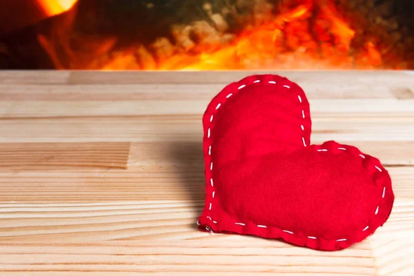 Красное Сердце Натуральном Деревянном Столе День Святого Валентина Фон Камина — стоковое фото