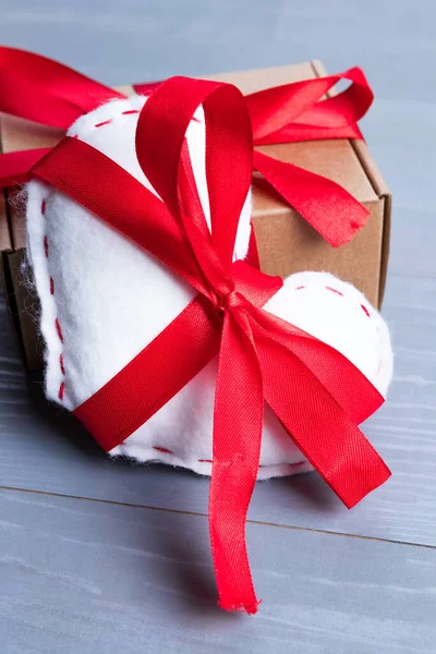 Λευκή Σπιτική Καρδιά Κόκκινη Κορδέλα Φιόγκο Και Δώρο Δώρο Την — Φωτογραφία Αρχείου