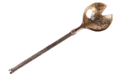 Beyaz arka planda izole edilmiş eski çizilmiş metal salata kaşığı..