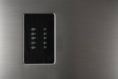 Modern çelik renkli buzdolabı ve dondurucu kontrol paneli. Soyut kavramların interneti. Boşluğu sağda kopyala.