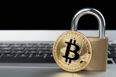 Bilgisayar klavyesinde asma kilit olan fiziksel bitcoin. Siber kripto para birimi güvenlik soyut kavramı. Uzayı sola kopyala.