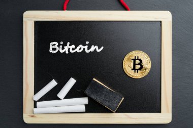 Tahtaya tebeşirle yazılmış Bitcoin altın sikkesi. Kripto para birimi eğitimi soyut bir kavram.