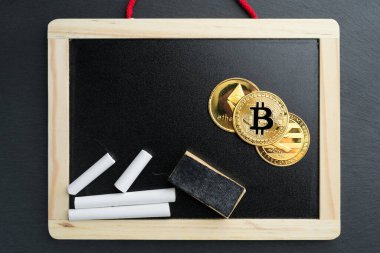 Fiziksel Bitcoin, Litecoin ve Ethereum altın sikkeleri tebeşirli bir tahtanın üzerinde. Kripto para birimi eğitimi soyut bir kavram.