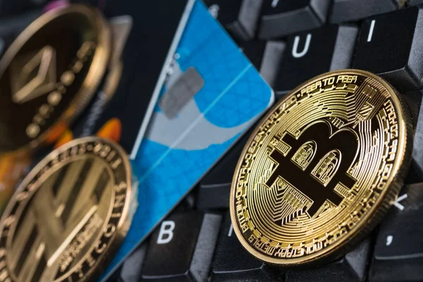 Χρυσό Φυσικό Bitcoin Litecoin Και Ethereum Κέρματα Πληκτρολόγιο Υπολογιστή Πιστωτικές — Φωτογραφία Αρχείου