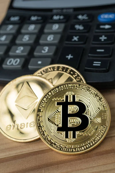 Físico Dorado Bitcoin Ethereum Litecoins Calculadora Sobre Fondo Madera Criptomoneda — Foto de Stock