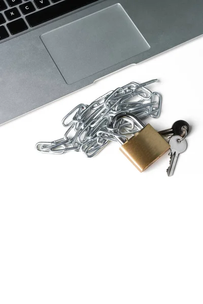 带有笔记本电脑的挂锁 锁链和钥匙在白色背景下隔离 网络安全的抽象概念 垂直方向 底部的复制空间 — 图库照片