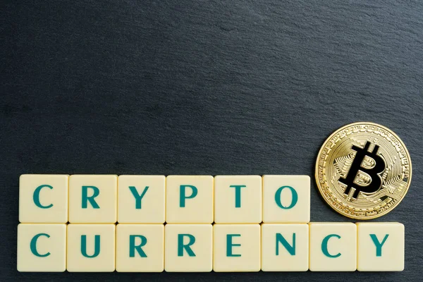 Bitcoin Física Moneda Oro Con Texto Hecho Azulejos Letras Criptomoneda — Foto de Stock
