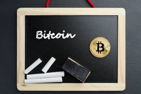 Physische Bitcoin Goldmünze Auf Einer Tafel Mit Kreideschrift Abstraktes Konzept — Stockfoto