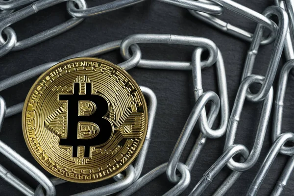 Physische Bitcoin Goldmünze Auf Einer Gewundenen Glänzenden Metallkette Auf Dunklem — Stockfoto