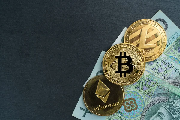 Physische Bitcoin Litecoin Und Ethereum Goldmünzen Mit Polnischer Währung Pln — Stockfoto