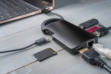 USB tip C adaptörü veya çeşitli aksesuarlara sahip merkez - kalem sürücüleri, hdmi, ethernet, hafıza kartı, kablolar.