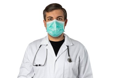 Beyaz önlüklü beyaz doktor kılığına girmiş beyaz bir adam mı yoksa boynunda steteskop ve koruyucu yüz maskesi olan bir doktor mu? Beyaz arkaplanda izole.