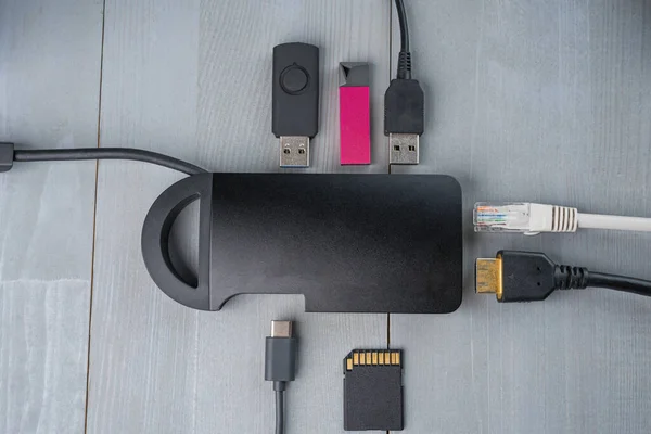 Adaptador Usb Tipo Cubo Con Varios Accesorios Pendrives Hdmi Ethernet —  Fotos de Stock