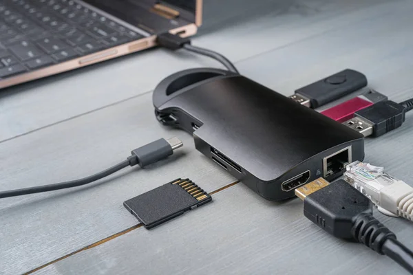 Adaptador Usb Tipo Cubo Con Varios Accesorios Pendrives Hdmi Ethernet —  Fotos de Stock