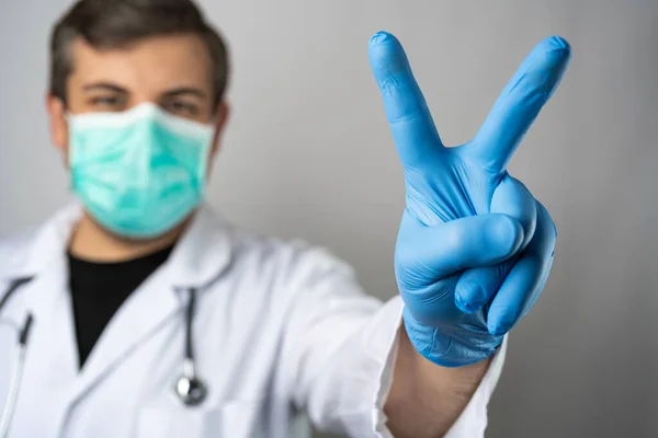 Homem Caucasiano Posando Como Médico Geral Branco Esfregar Com Estetoscópio — Fotografia de Stock