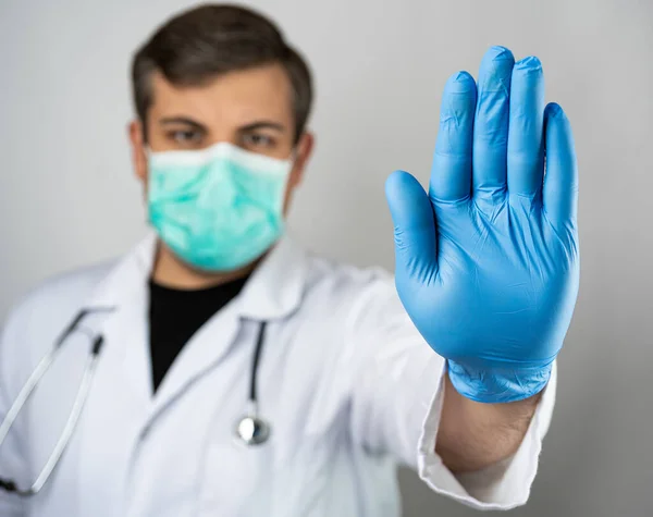 Homem Caucasiano Posando Como Médico Geral Branco Esfregar Com Estetoscópio — Fotografia de Stock