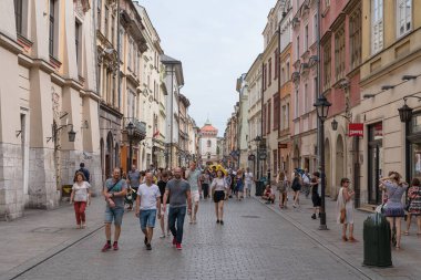 Krakow, Polonya - 2 Temmuz 2019: Polonya 'nın başkenti Krakow yakınlarındaki ana meydanı olan sokak
