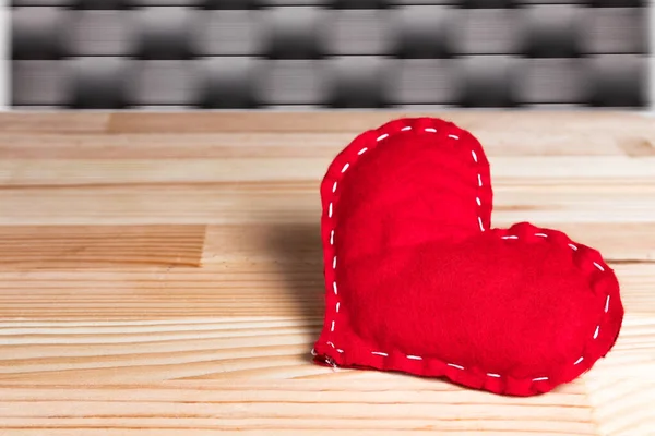 Красное Сердце Натуральном Деревянном Столе День Святого Валентина Фон Чёрных — стоковое фото