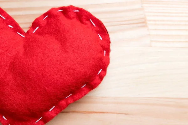 Красное Сердце Натуральном Деревянном Столе День Святого Валентина Пространство Копирования — стоковое фото