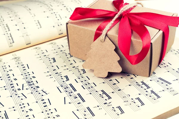 Regalo Navidad Regalo Con Etiqueta Cordel Hoja Música Arco Cinta Imagen De Stock