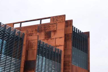 Modern pencereli endüstriyel paslı bina. Eski ve yeni mimari kavram.