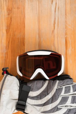 Snowboard ya da kayak kış sporları koruyucu giysileri - sıcak eldivenler ve gözlükler. Dikey oryantasyon. Boşluğu üste kopyala.