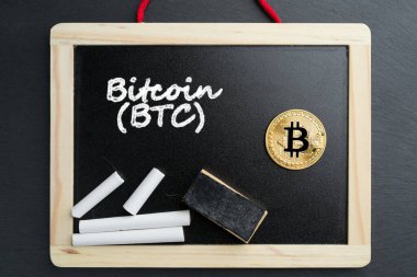 Tahtaya tebeşirle yazılmış Bitcoin altın sikkesi. Kripto para birimi eğitimi soyut bir kavram.