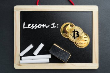 Fiziksel Bitcoin, Litecoin ve Ethereum altın sikkeleri tebeşirle yazılmış bir tahtanın üzerinde. Kripto para birimi dersi veya soyut eğitim kavramı.