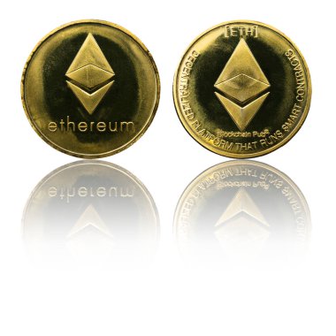 Fiziksel Ethereum altın sikkesi (ETH) beyaz zemin üzerinde yansıma ile izole edilmiştir. Kripto para birimi. Ters ve ters kenarlar.