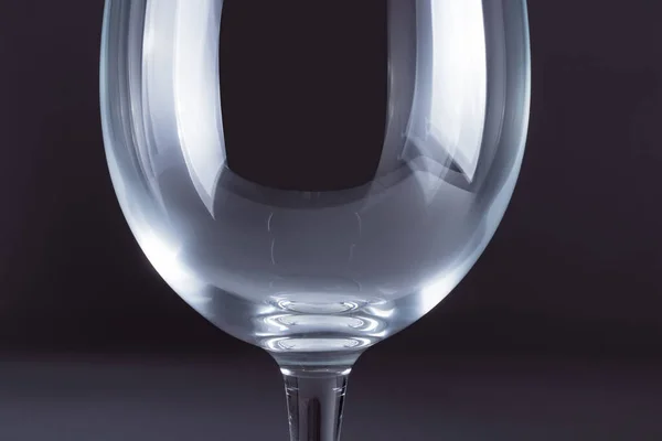 Vazio Copo Vinho Brilhante Contra Fundo Escuro — Fotografia de Stock