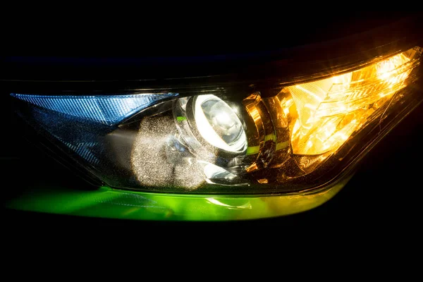 Geceleri Modern Yeşil Bir Arabanın Farları Düşük Işın Dönüş Sinyali — Stok fotoğraf