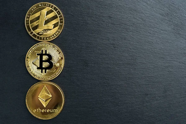 Fizyczne Bitcoin Litecoin Ethereum Złote Monety Czarnym Kamiennym Tle Tablicy — Zdjęcie stockowe