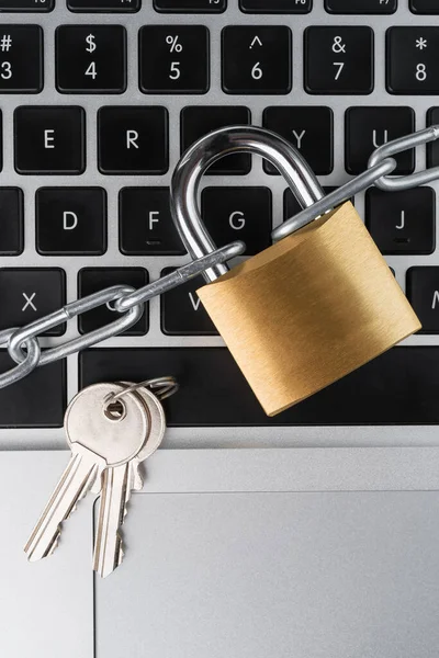 Dizüstü Bilgisayar Klavyesinde Zincir Anahtarla Asma Kilit Siber Güvenlik Soyut — Stok fotoğraf