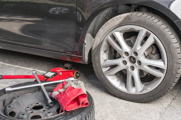 Roue Hiver Couchée Près Voiture Sur Les Pneus Été Changement — Photo